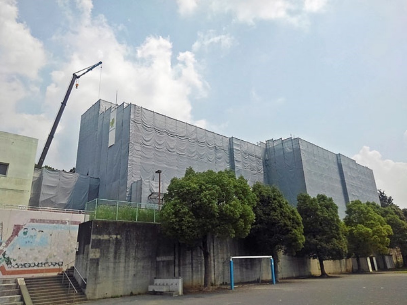 小学校校舎外壁・屋根改修工事用足場