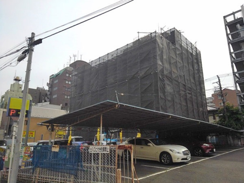 4階建て＋塔屋付き店舗兼賃貸ビル工事用足場