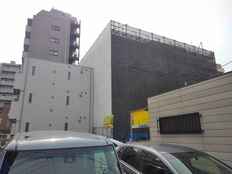 4階建て＋塔屋付き店舗兼賃貸ビル工事用足場