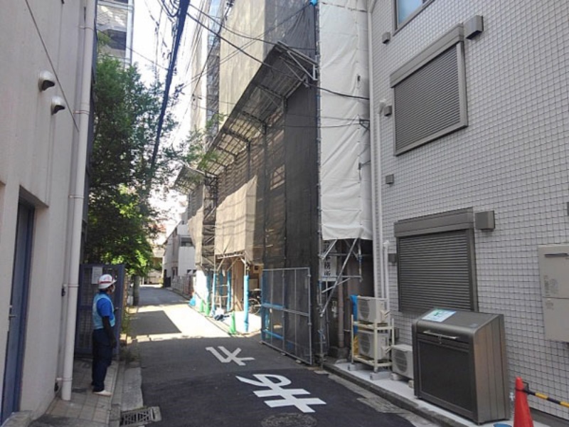 4階建て＋塔屋付き店舗兼賃貸ビル工事用足場