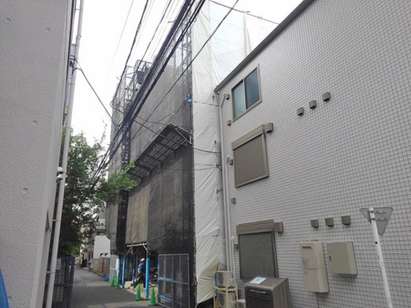 4階建て＋塔屋付き店舗兼賃貸ビル工事用足場