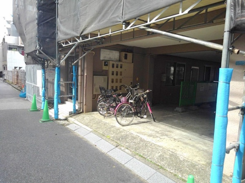 4階建て＋塔屋付き店舗兼賃貸ビル工事用足場